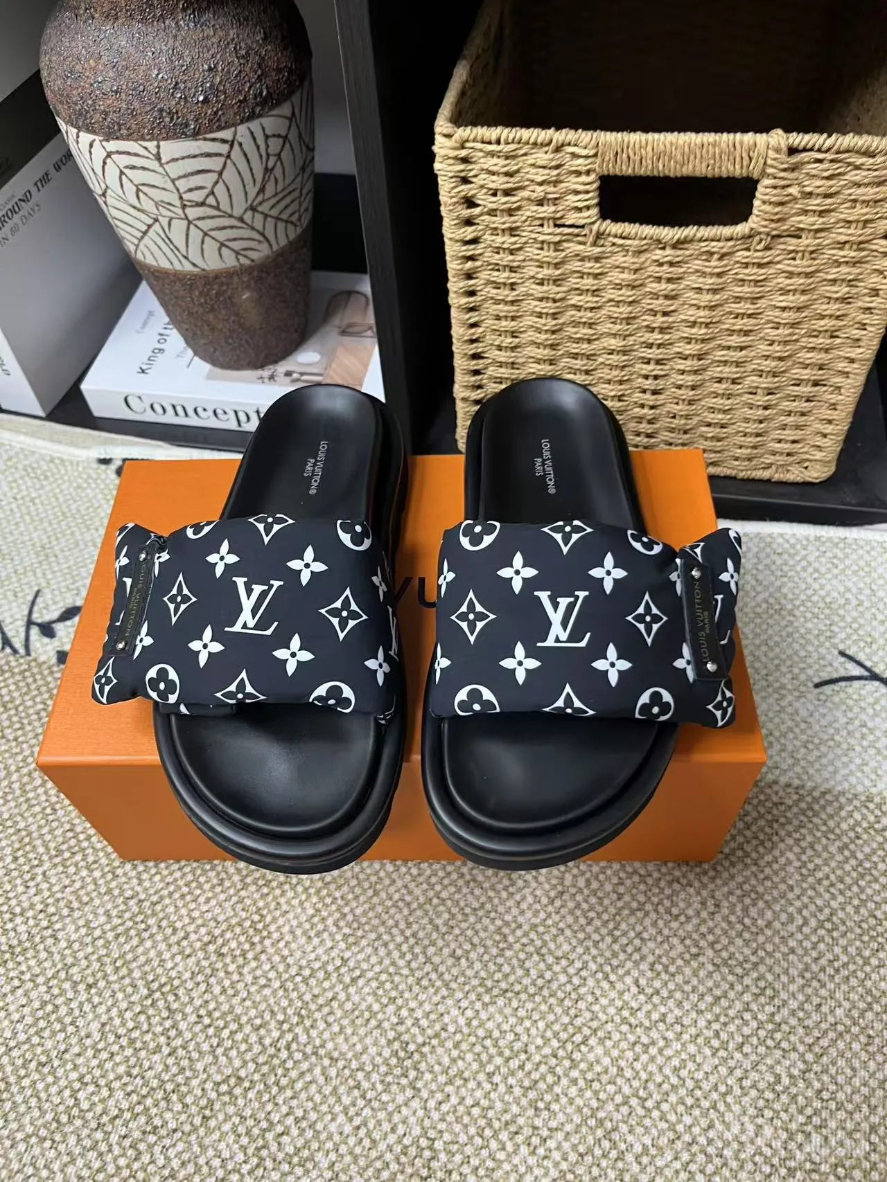 P340 yuan LV Louis Vuitton Full of high-end feel! A popular model among bloggers at home and abroad, it’s retro and fashionable, and looks stunning on your feet! Mainly recommended model on the official website★ ━━━━━ ЅᏇєєt ━━━━━ ▪️Upper: original calfskin ➕5D printing process ▪️Inner: imported mixed sheepskin ▪️Outsole: original molded foam outsole ▪️Size: Female 35-40 Men's 39-44 (women's 41 men's 45)